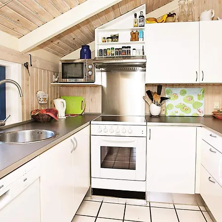 8 Person In Laeso-by Traum